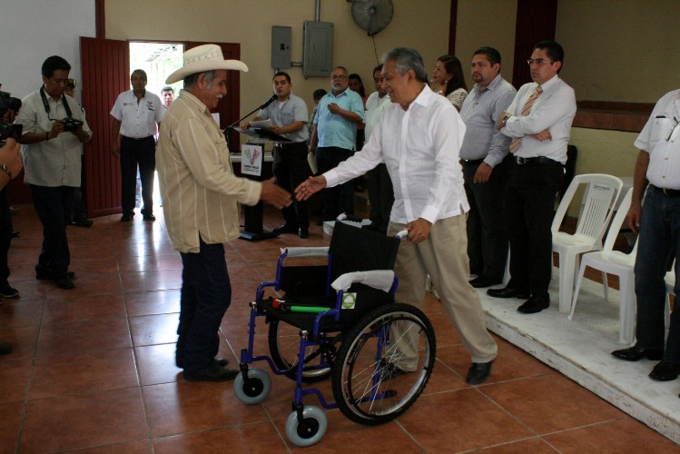 JTJ entrega sillas de ruedas