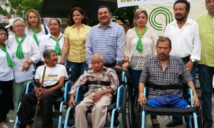 Entrega de sillas de ruedas a personas vulnerables