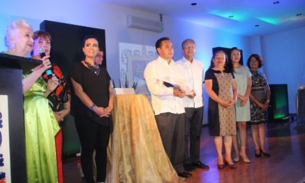 Develan medalla conmemorativa fundación Rioverde