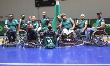 Basquetbolistas sobre silla de ruedas reciben uniformes